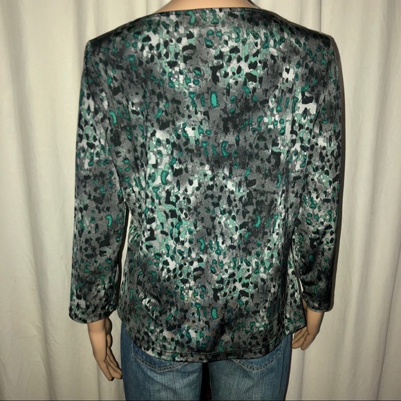 Dana Buchman green leopard print blouse - Picture 4 of 6